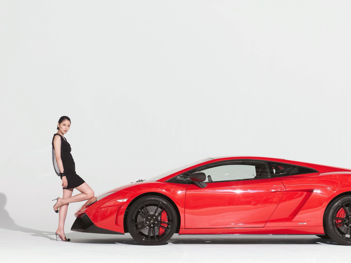 Девушка поставила колено на капот автомобиля