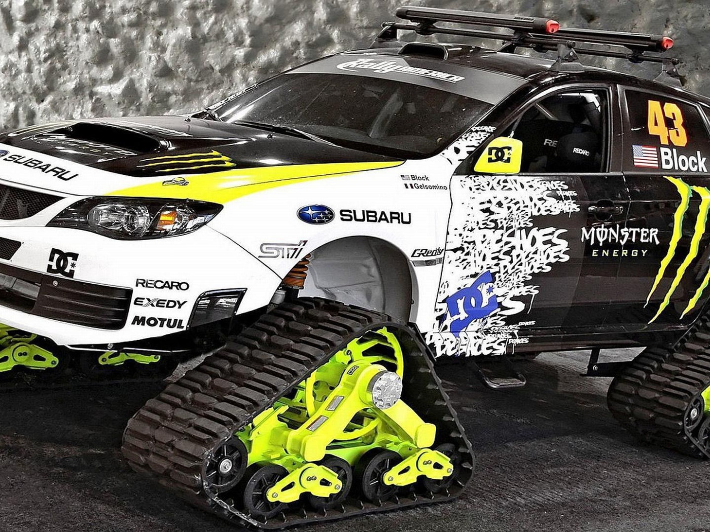 Автомобиль Subaru WRX на гусеничном ходу