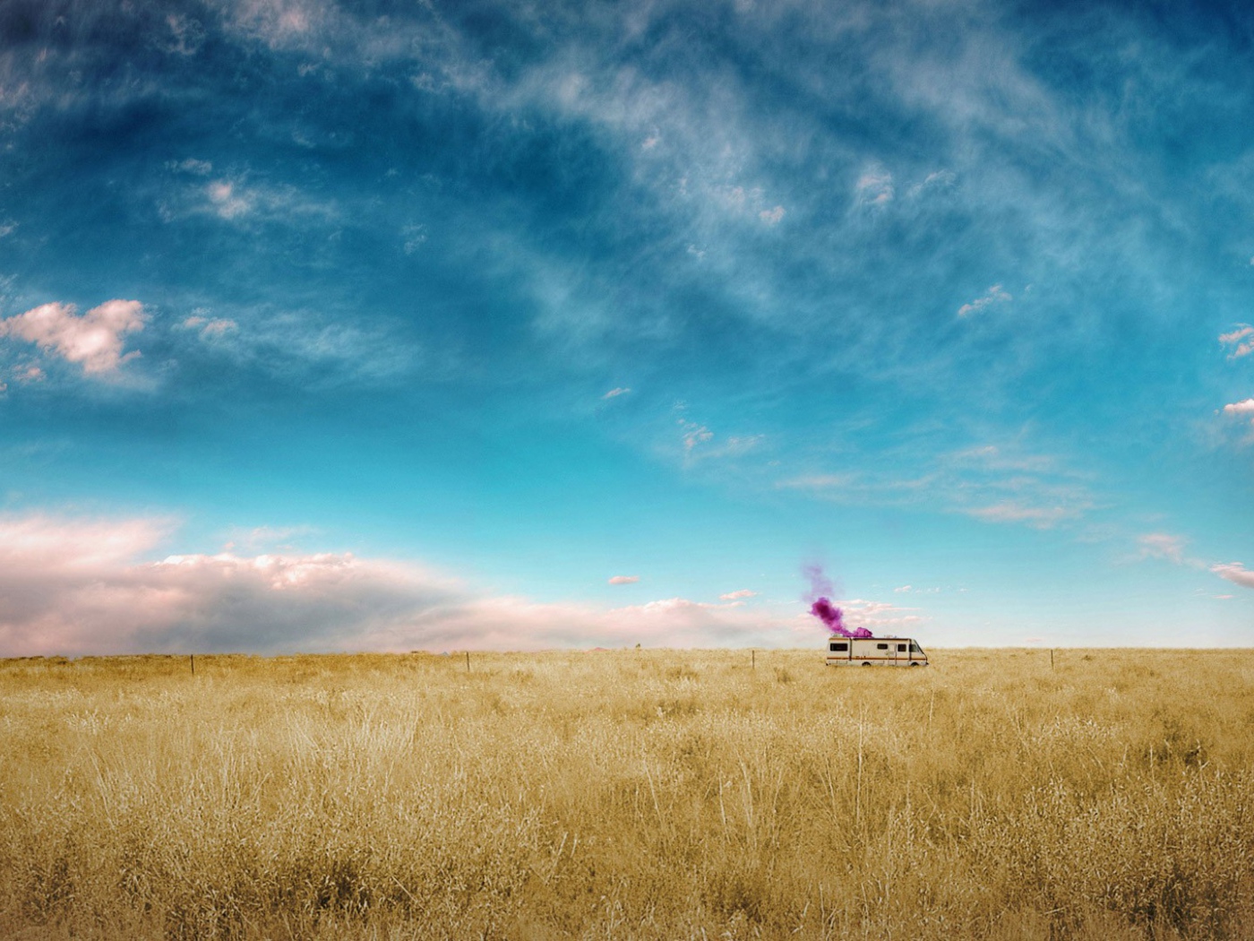 Автомобиль стоит среди поля