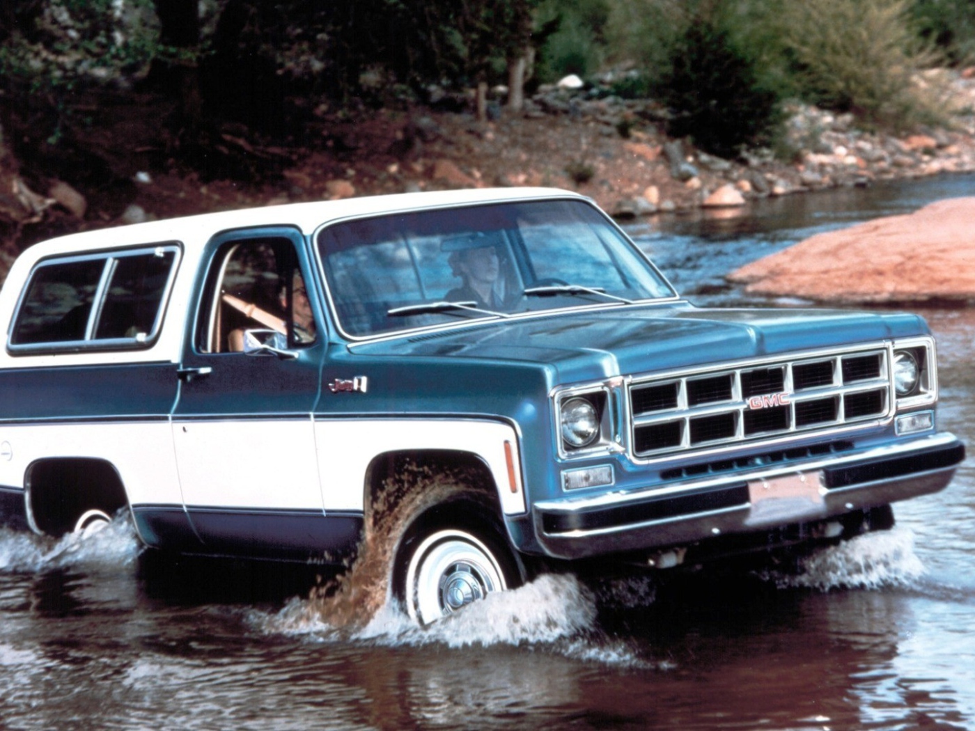 Автомобиль преодолевает реку вброд