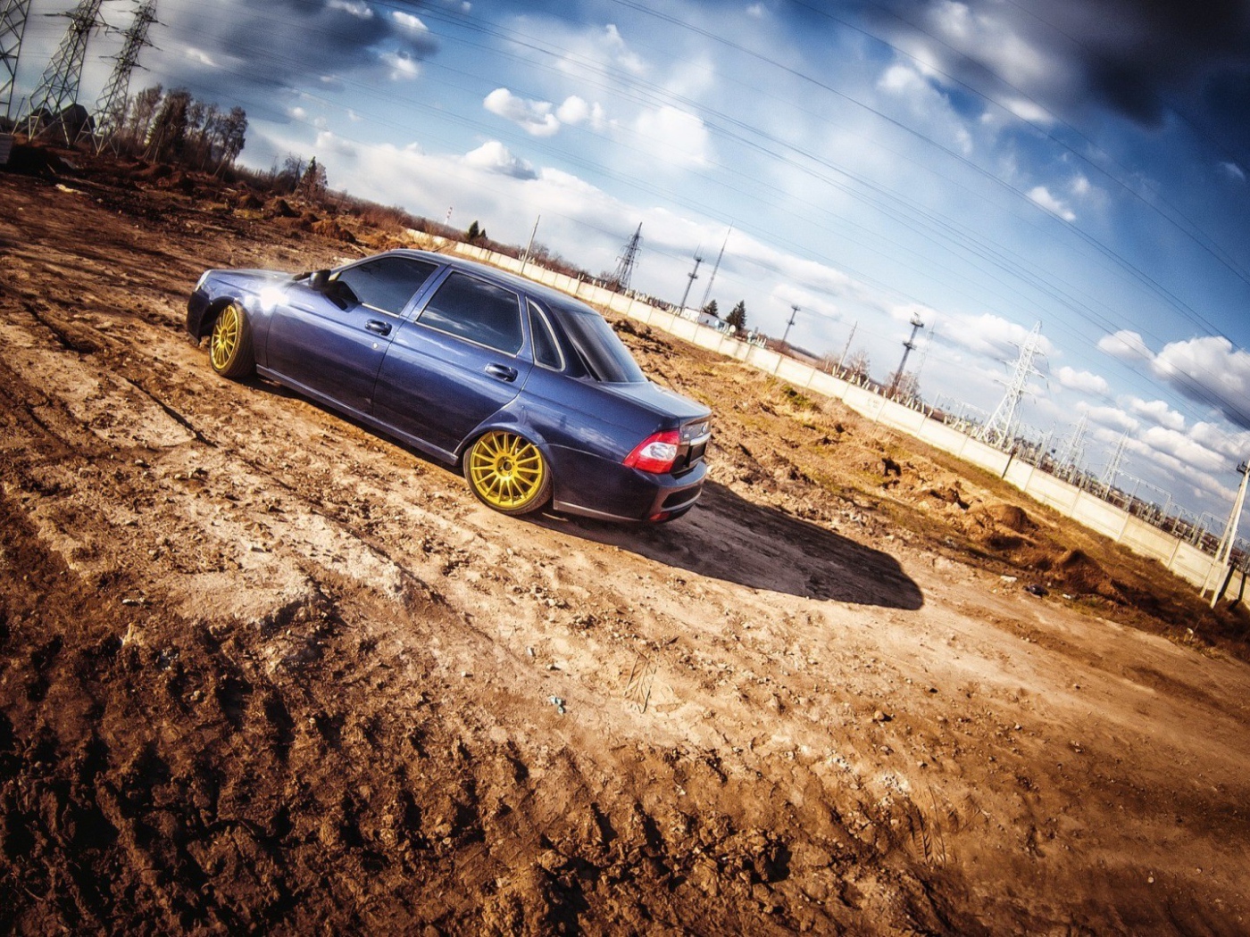 Автомобиль стоит на грунтовой дороге