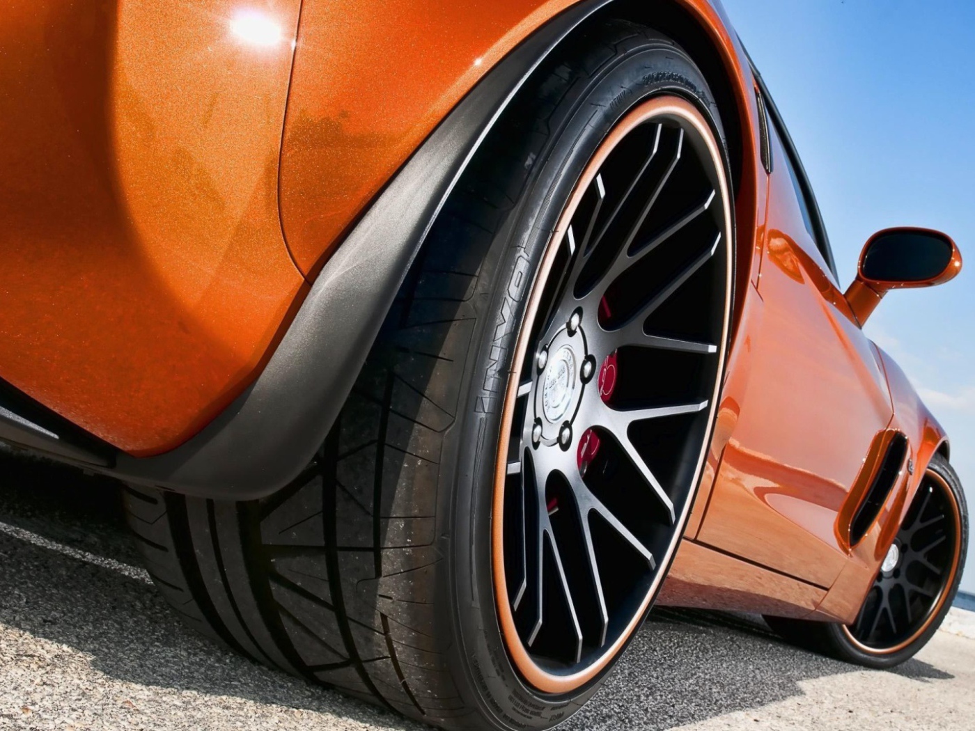 Колеса оранжевого Chevrolet Corvette Z06
