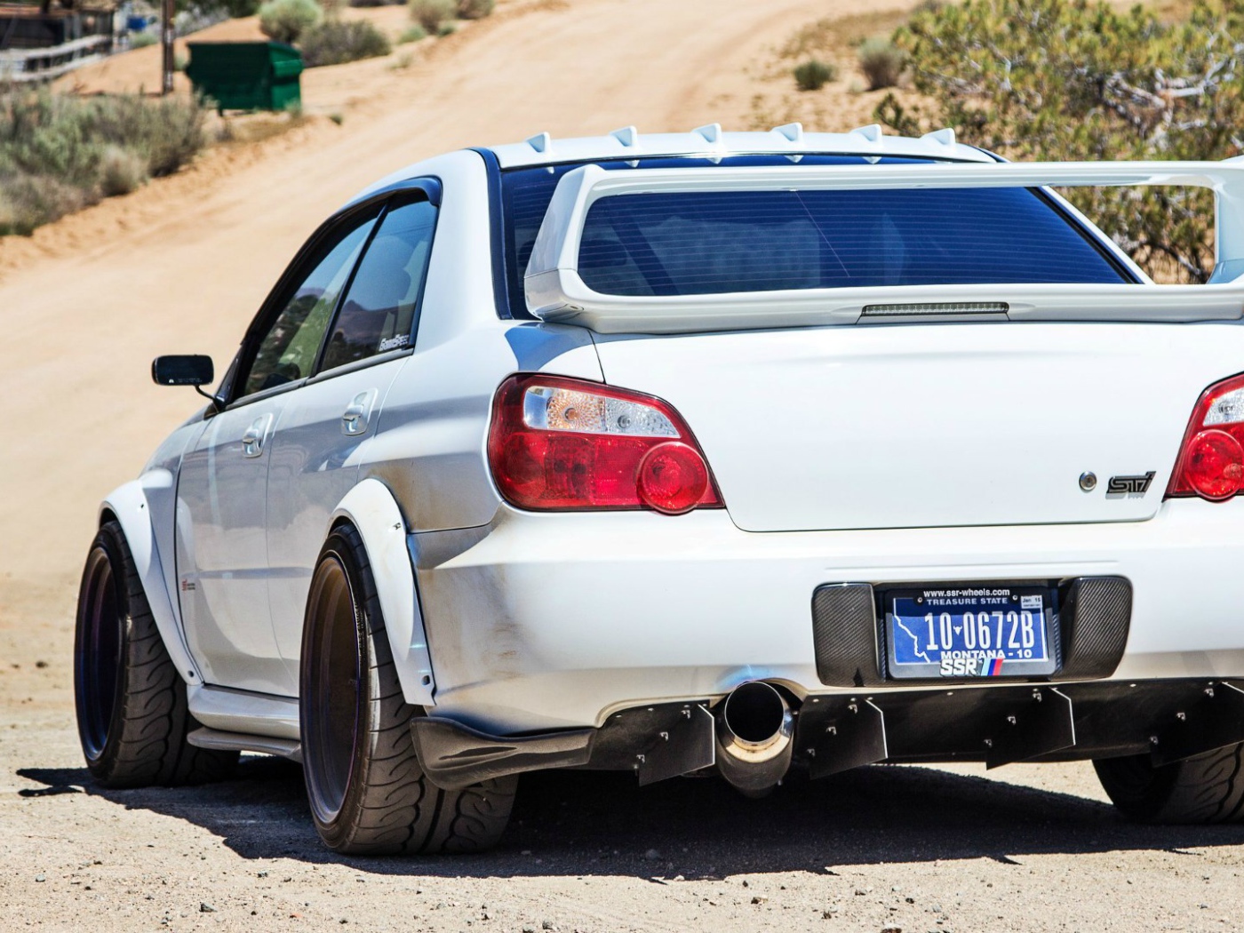 Белая Subaru Impreza STI