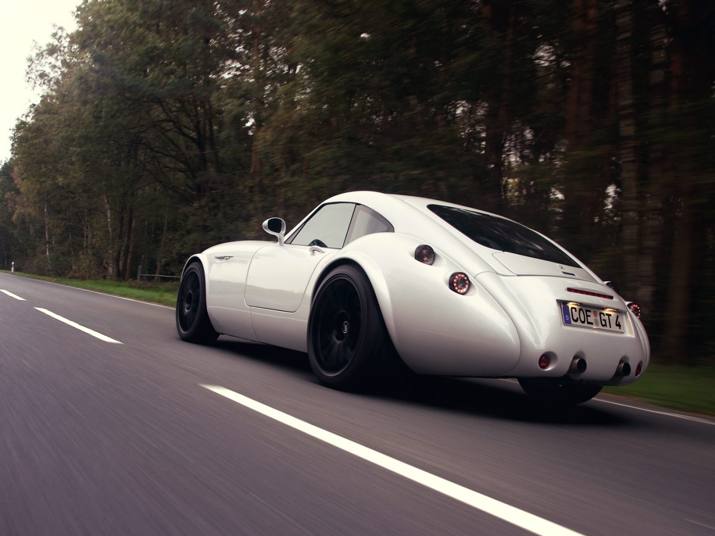 Белый Wiesmann на шоссе