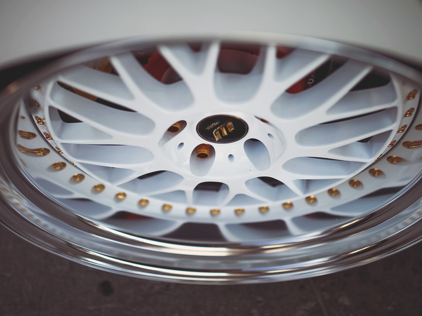 Белый автомобильный диск