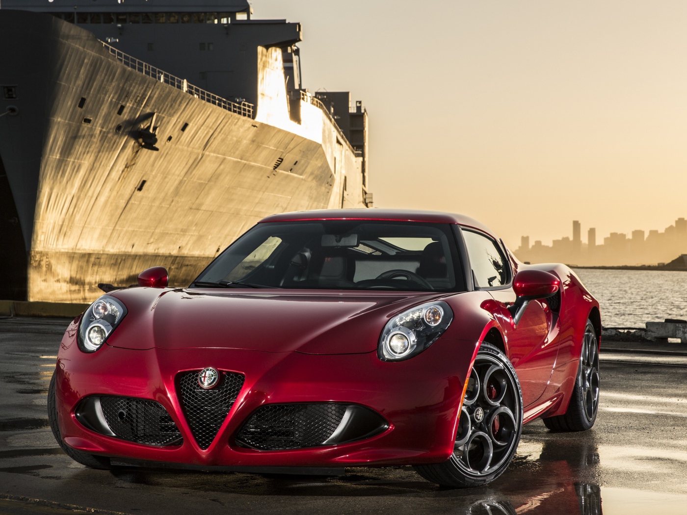 Красная Alfa Romeo 4C на фоне корабля