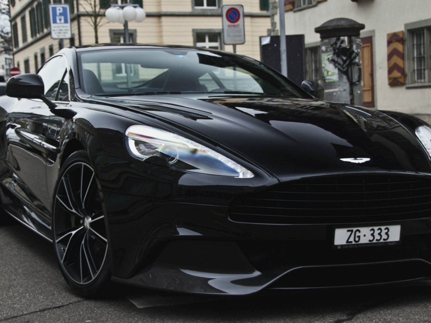 Черный Aston Martin Vanquish