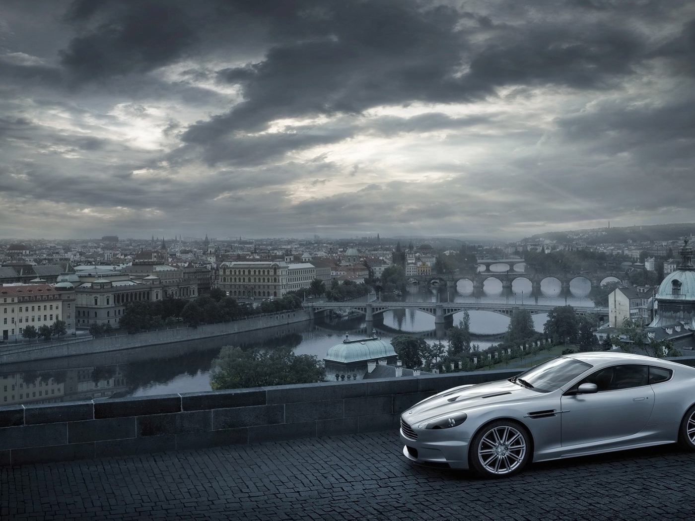 Серый Aston Martin на фоне города