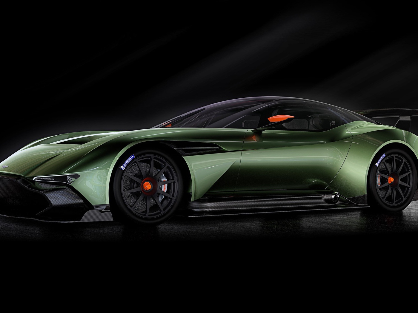 Зеленый спортивный Aston Martin на черном фоне
