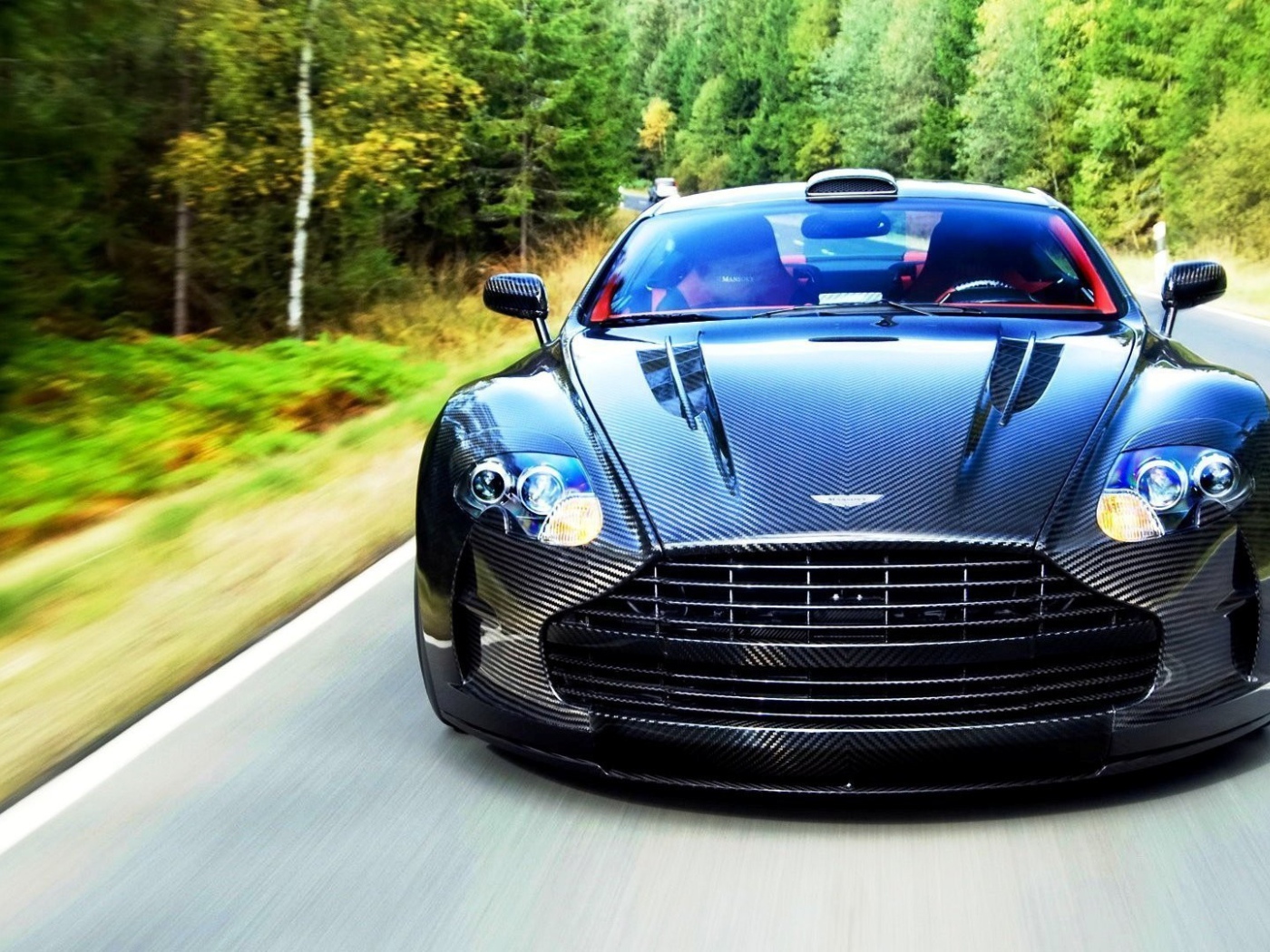 Ребристый рисунок на авто Aston Martin
