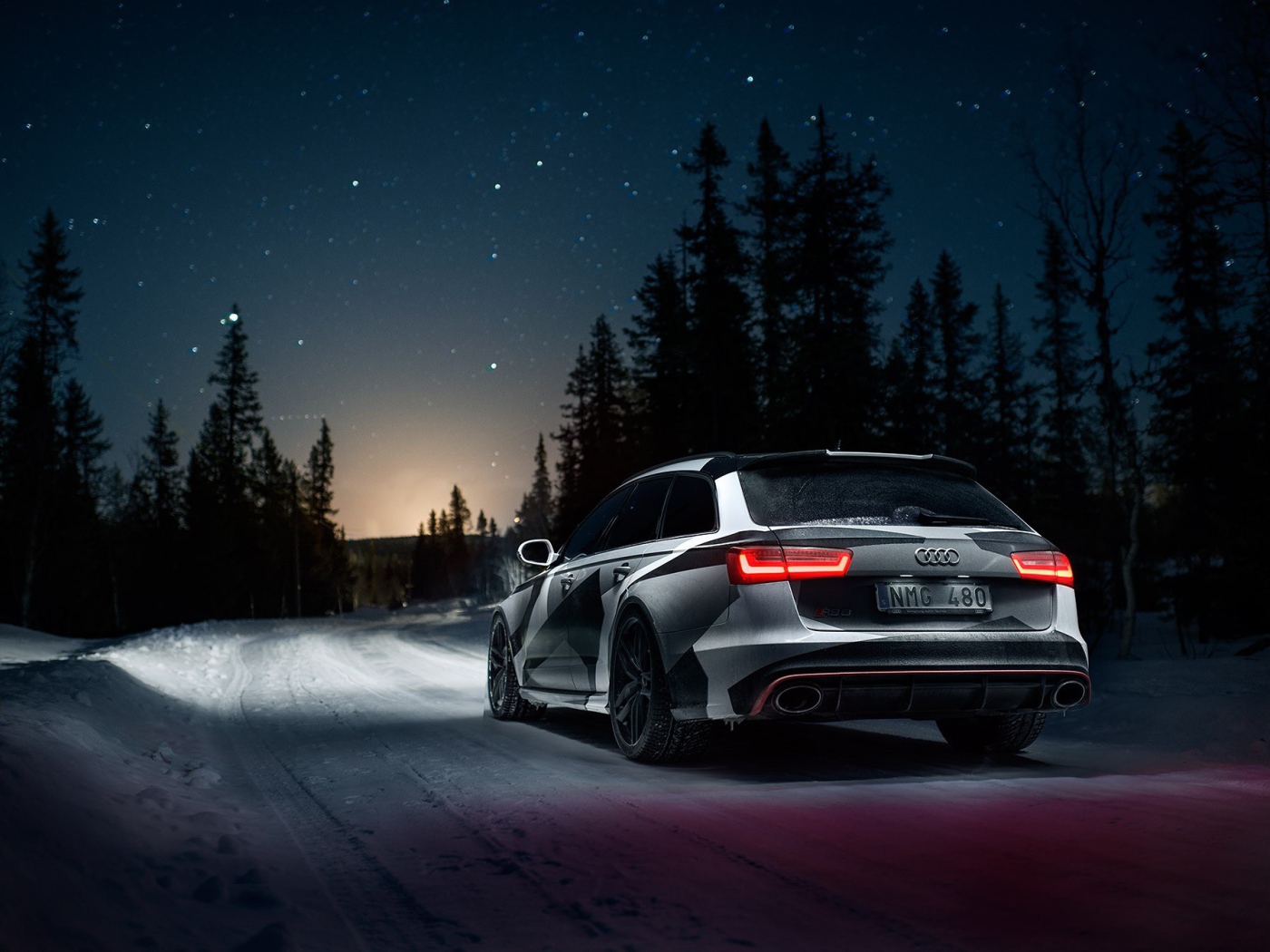 Audi RS6 Avant на ночной дороге