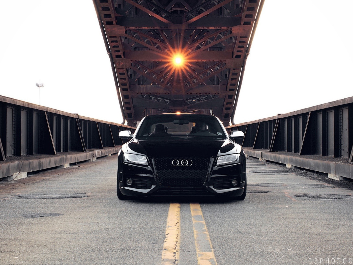 Черный Audi RS5 под разводным мостом