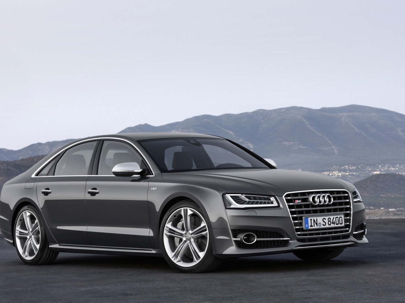 Серый семейный Ауди на фоне гор