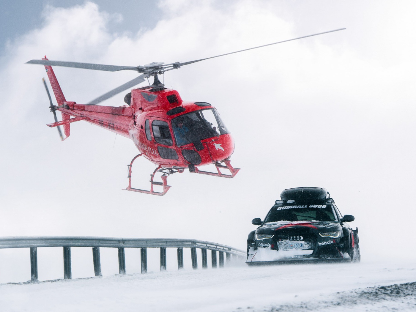 Красный вертолет над автомобилем Audi RS6 Avant