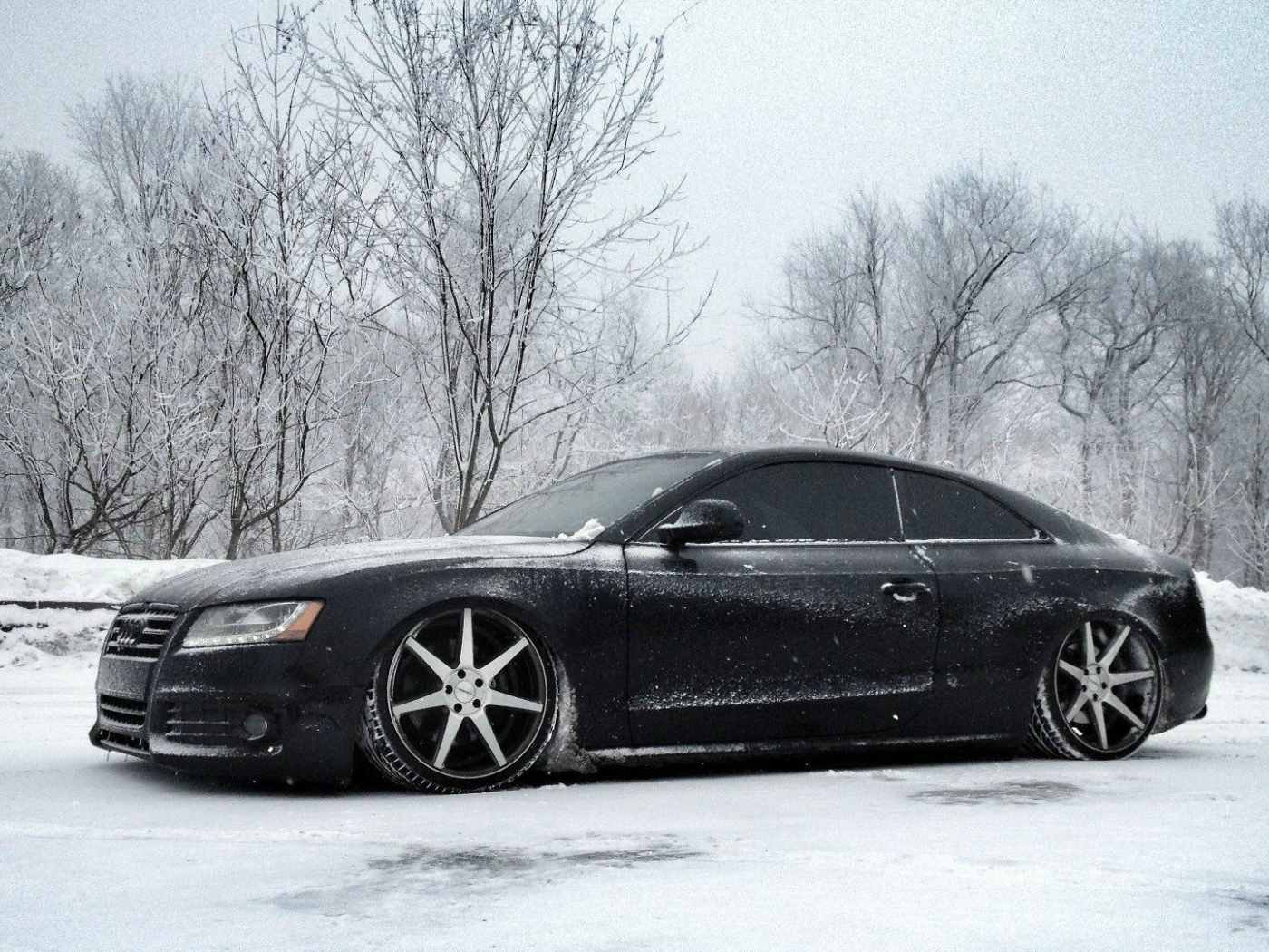 Audi S5 на зимней дороге