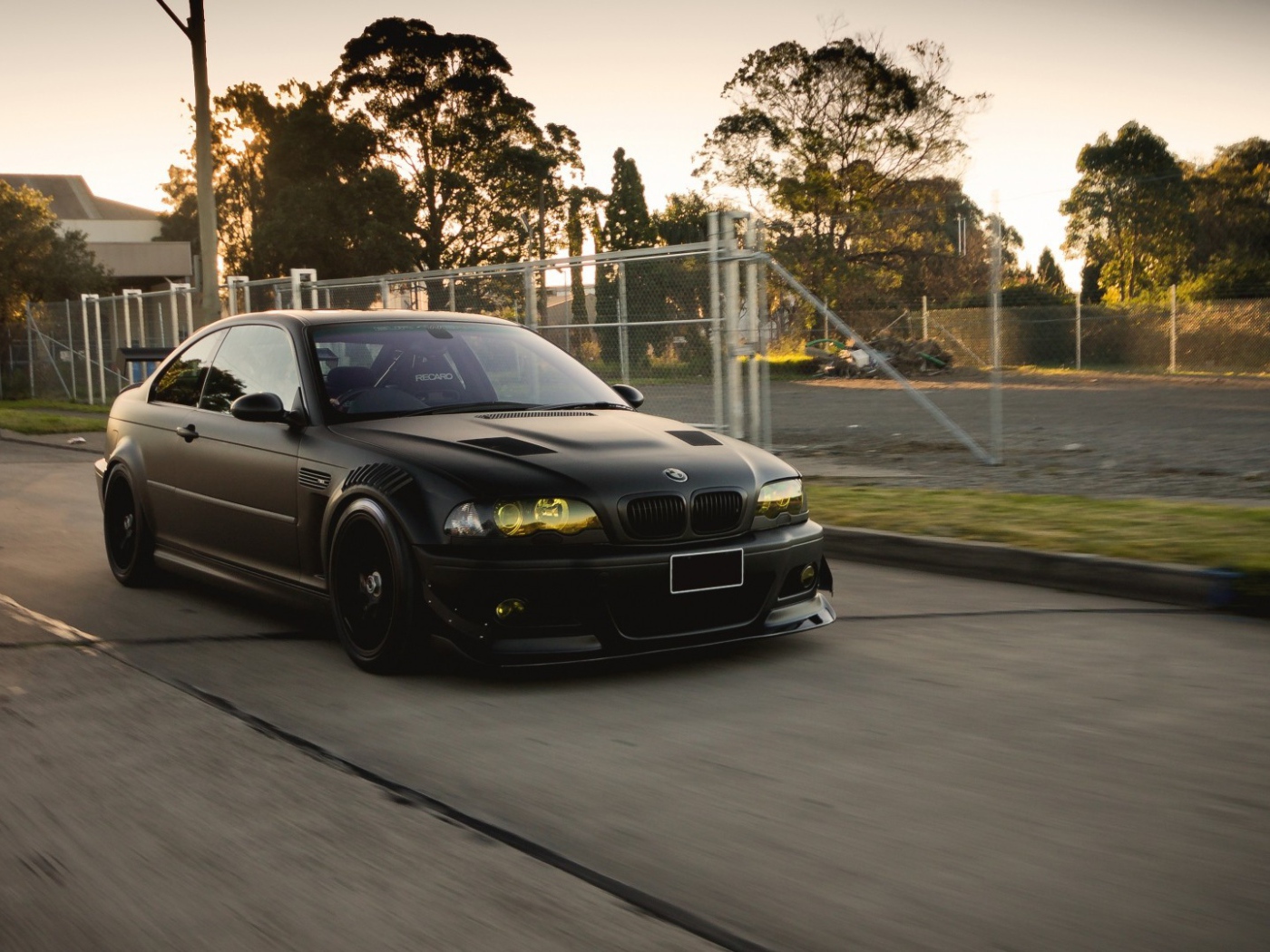 Черный BMW M3 E46 с желтыми фарами