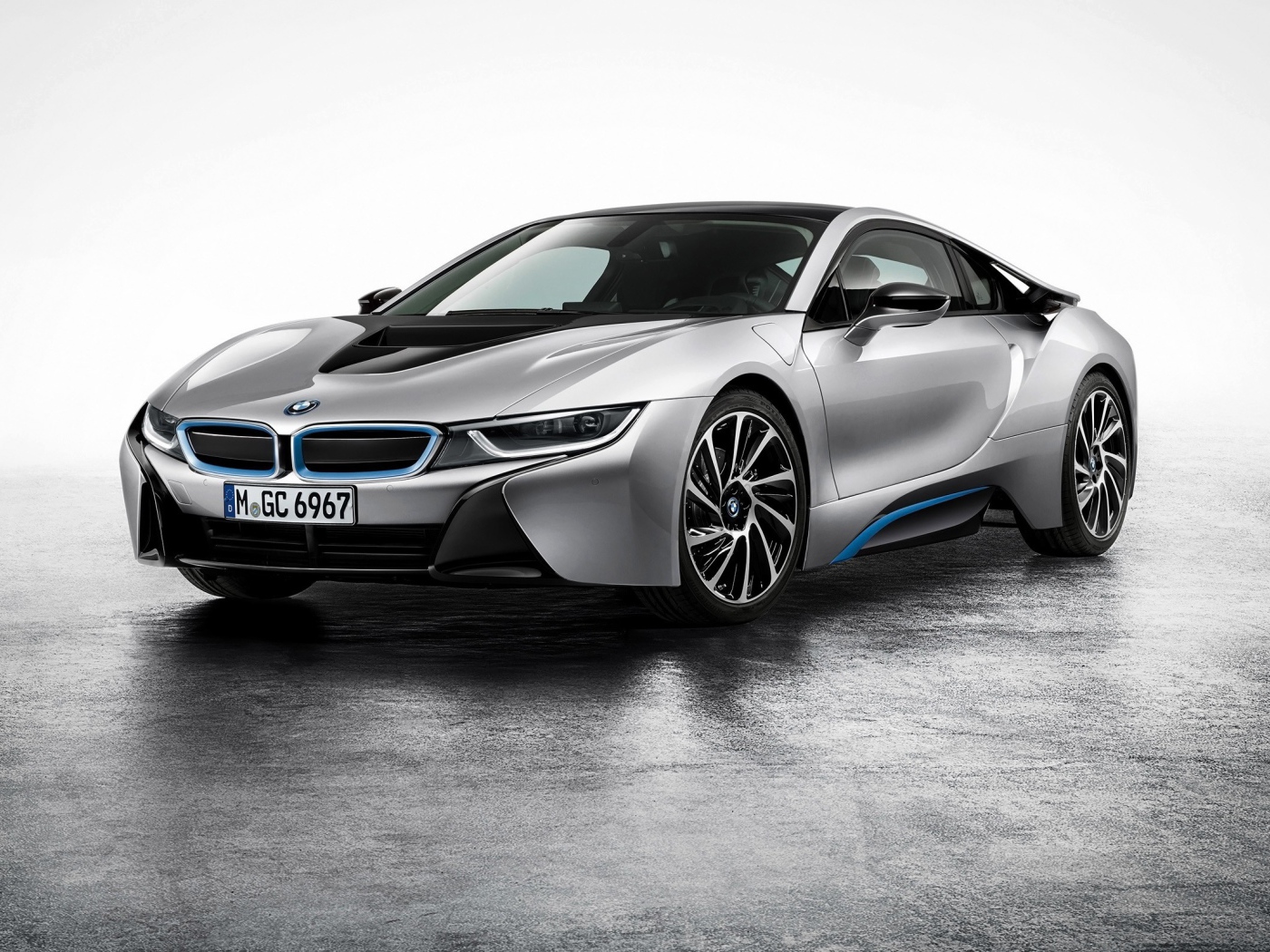 Серый автомобиль BMW i8