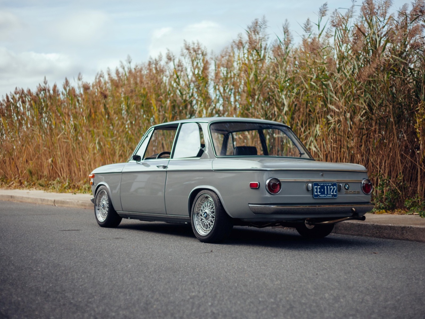 Старый автомобиль BMW 2002 на обочине дороги