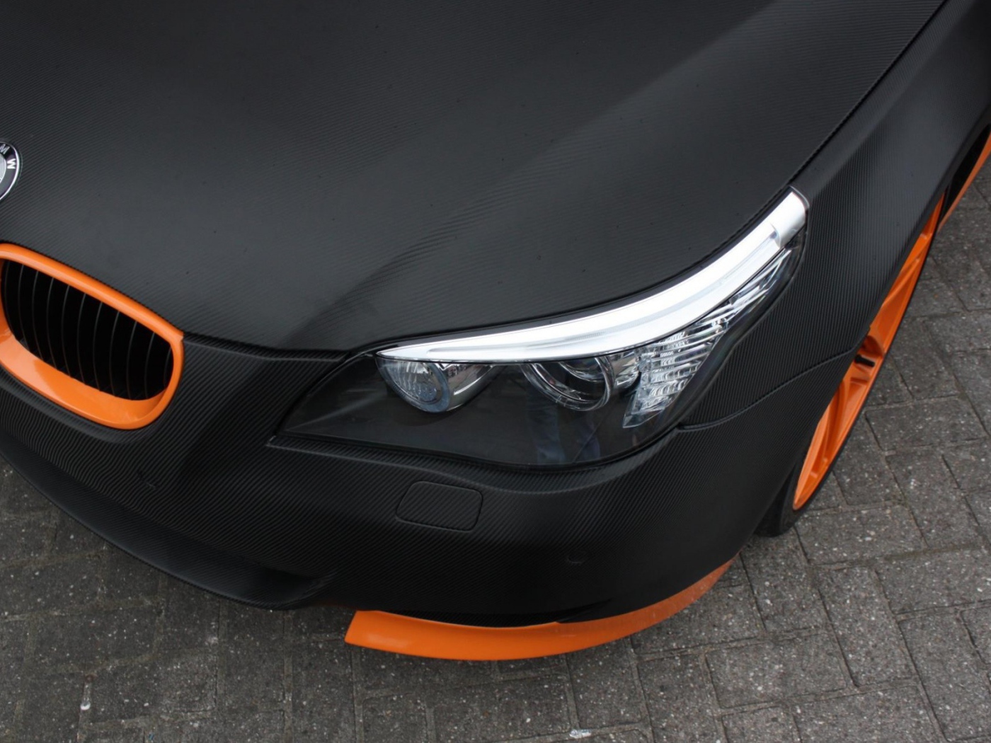 Оранжевые элементы в черном БМВ