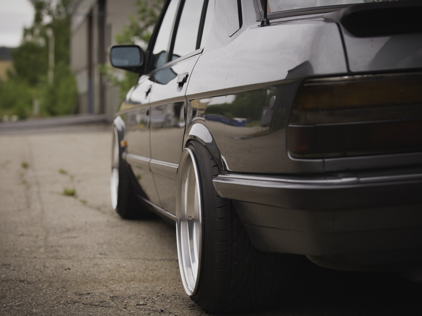 Вид сзади на BMW E28