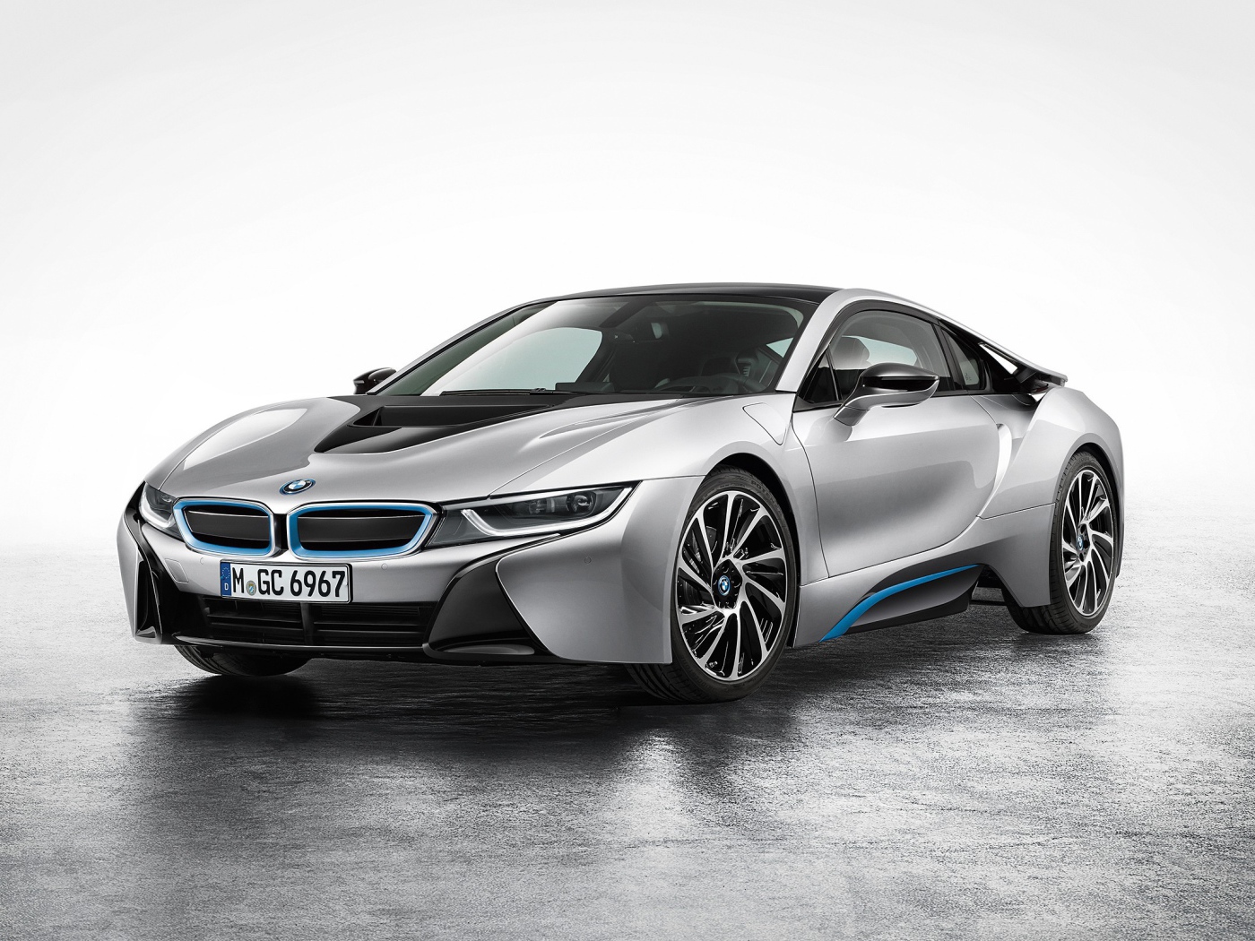 Новый серебристый BMW i8