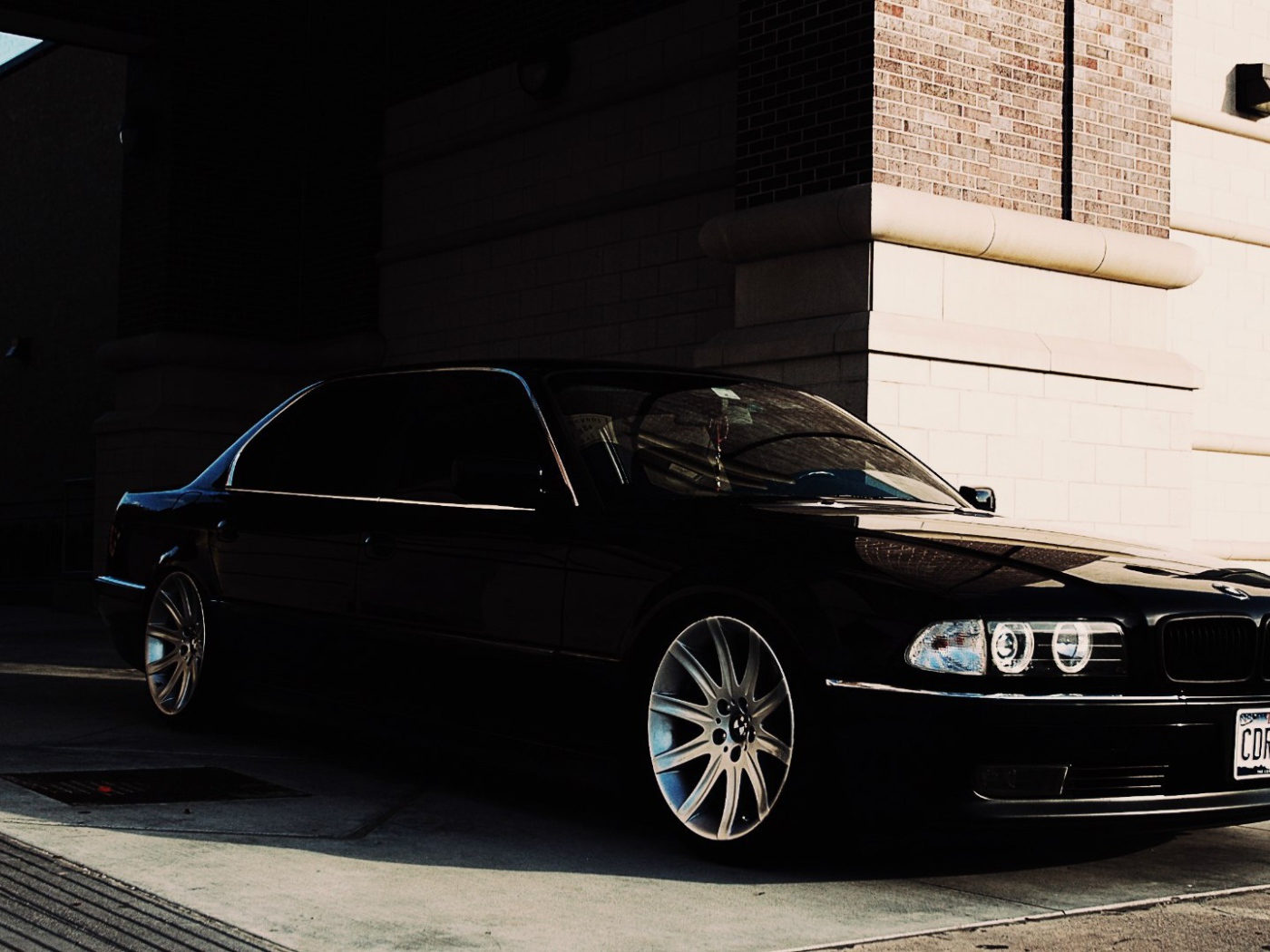 Черный BMW 750 E38