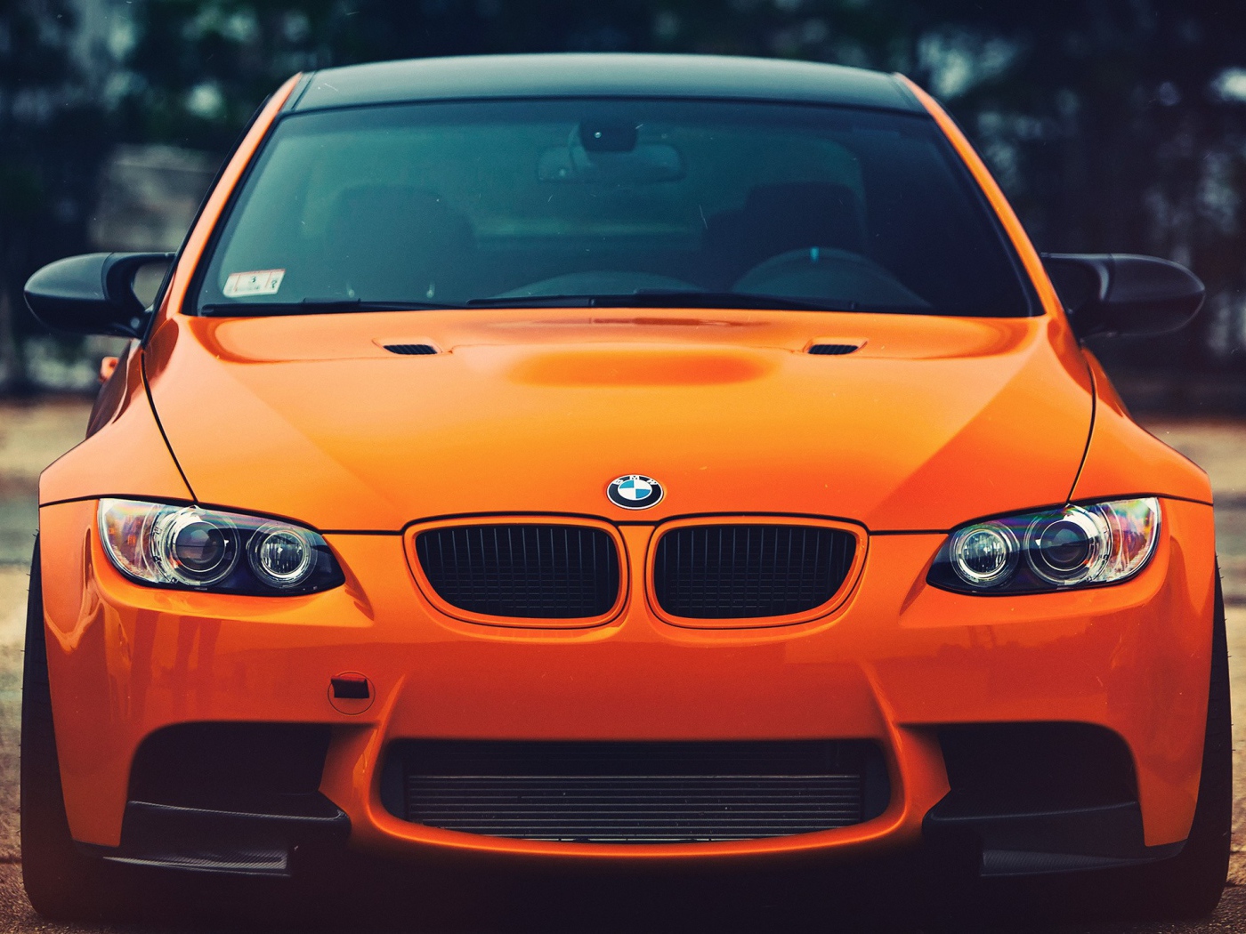 Яркий оранжевый автомобиль БМВ