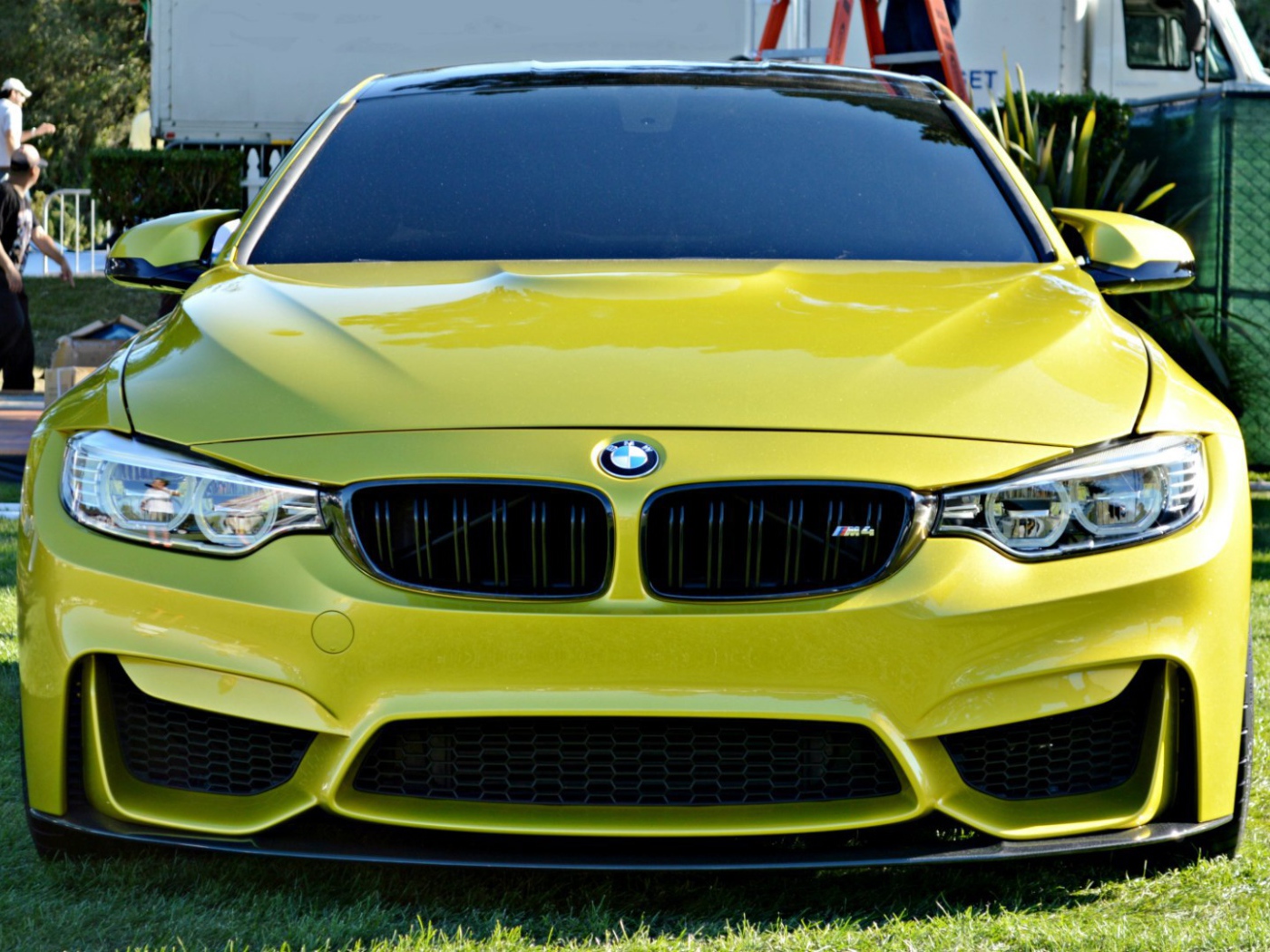 Желтый автомобиль BMW M4