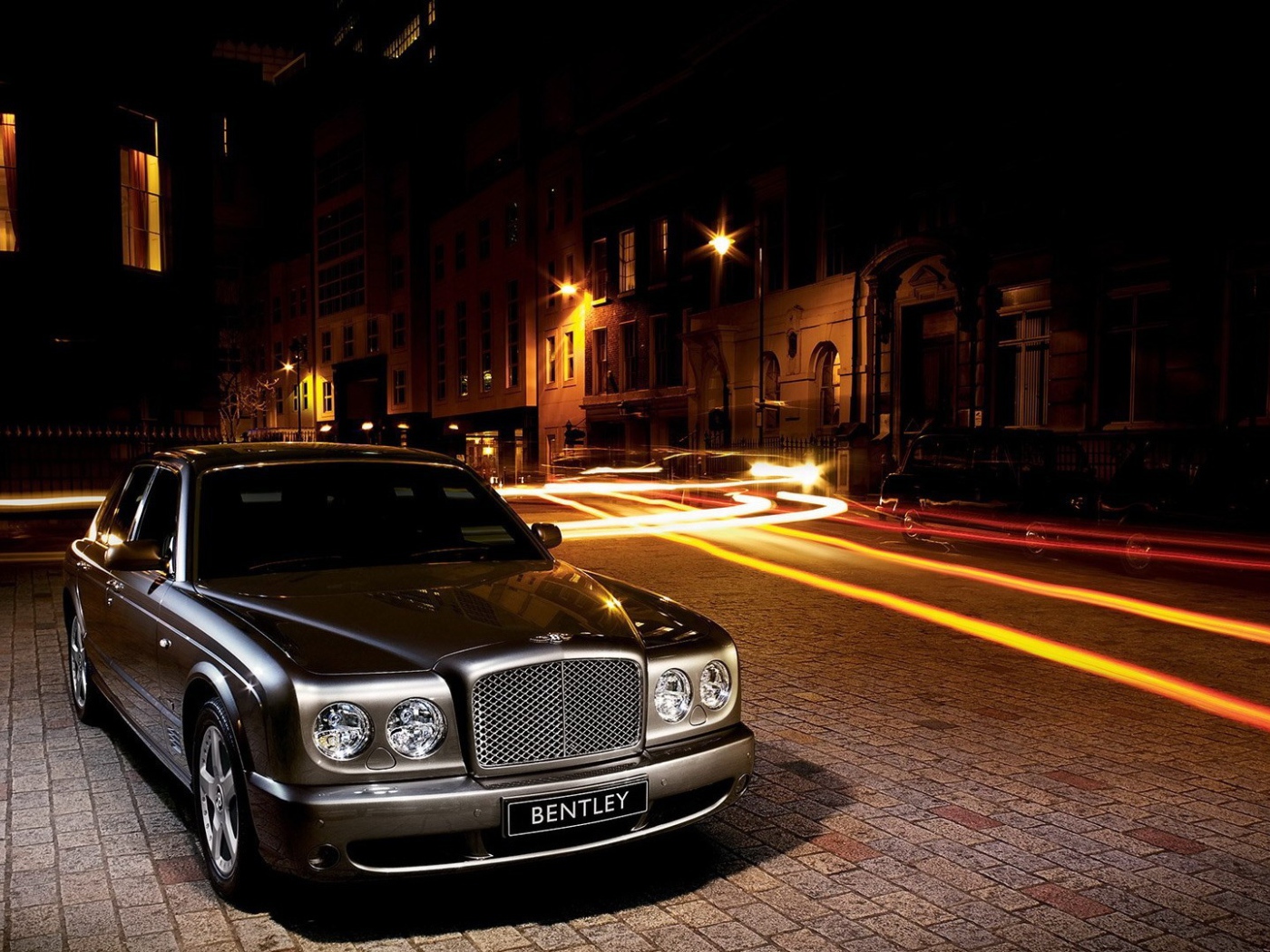 Бентли на темной улице