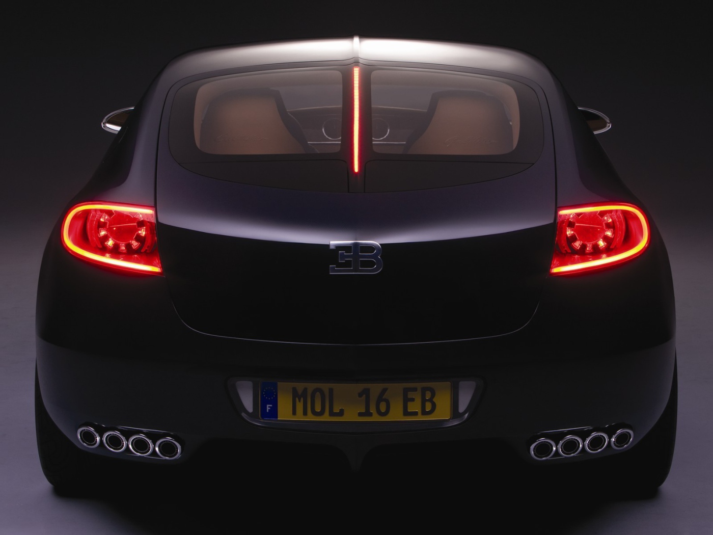 Черный Bugatti 16C Galibier с французскими номерами