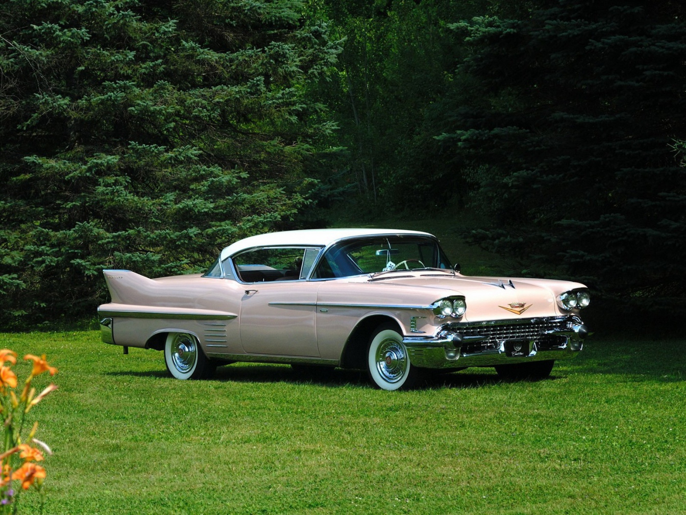 Автомобиль Cadillac Series среди деревьев