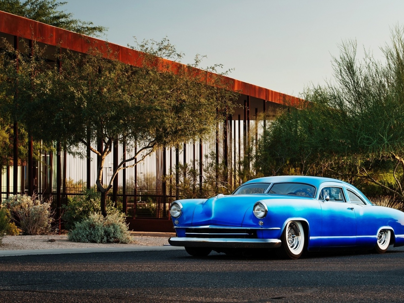 Старый автомобиль Chevrolet Kaiser