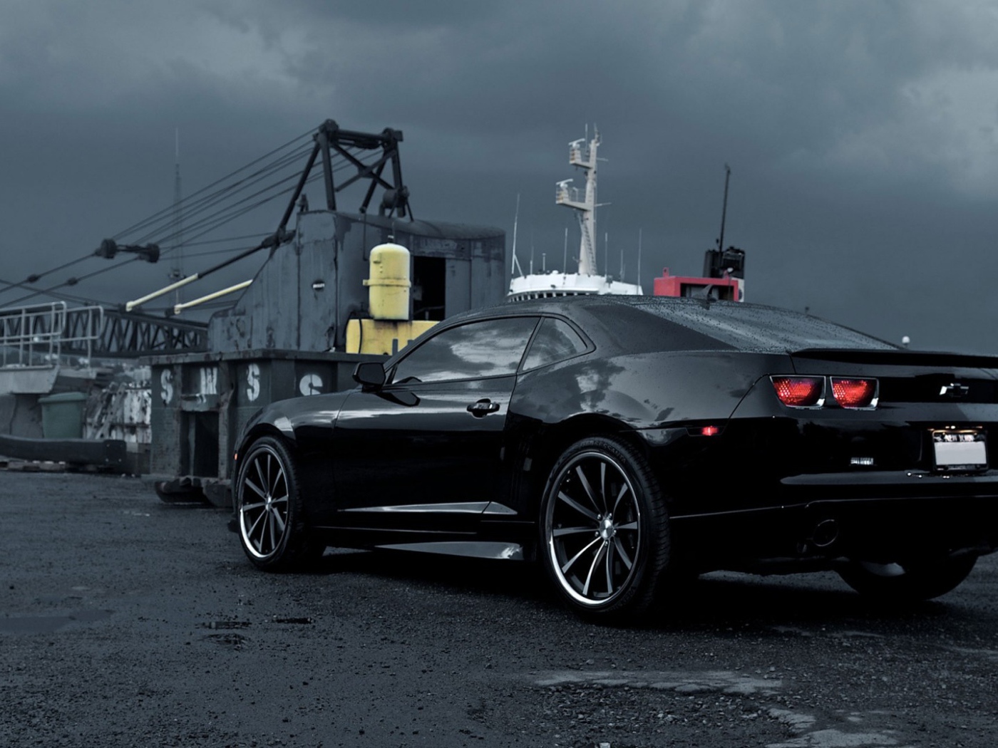 Черный Chevrolet Camaro в порту