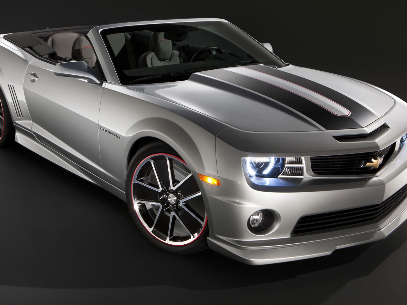 Серый кабриолет Chevrolet Camaro на сером фоне