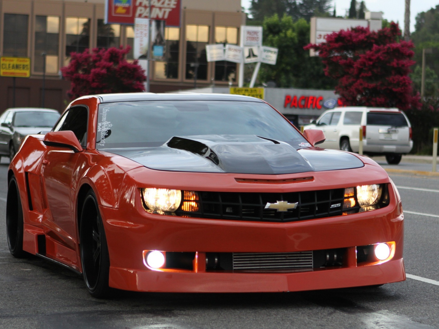 Красный Камаро с включенными фарами