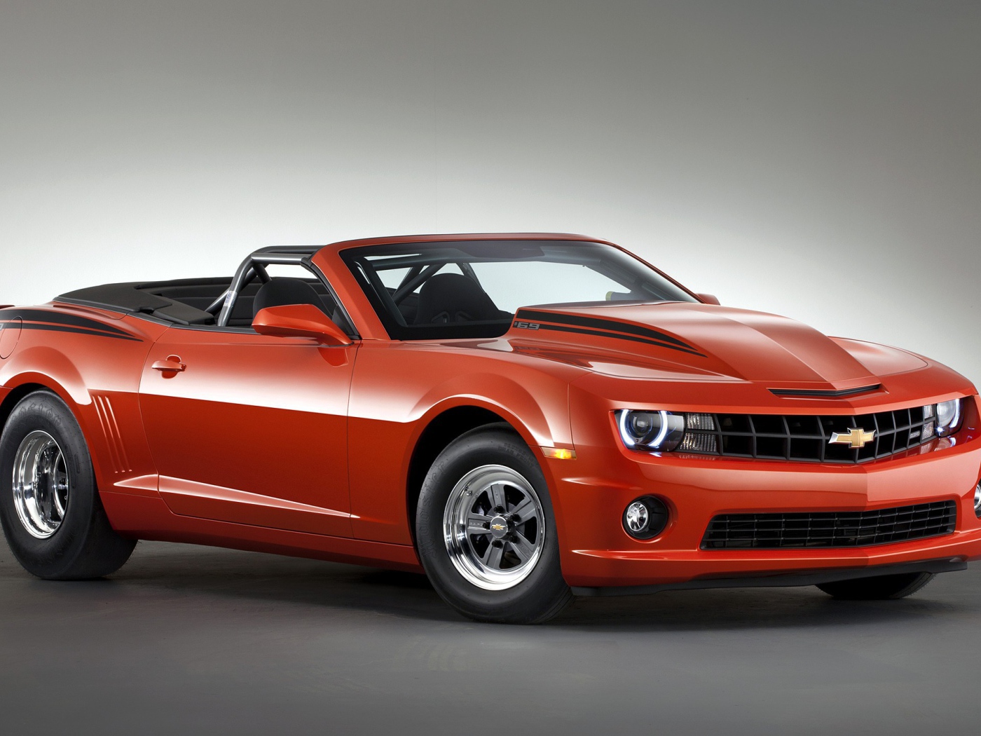 Красный Chevrolet COPO Camaro