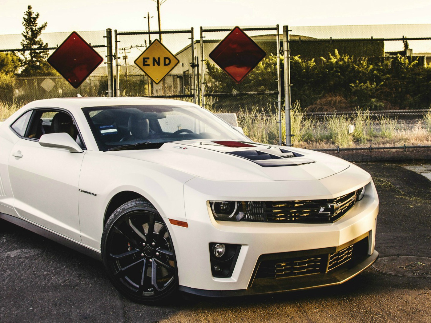 Белый Chevrolet Camaro ZL1