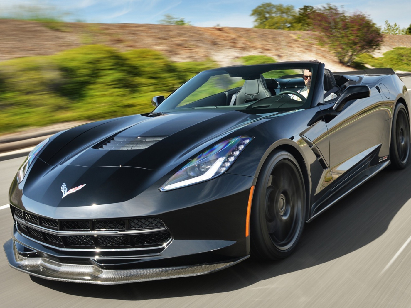 Черный кабриолет Chevrolet Corvette на шоссе