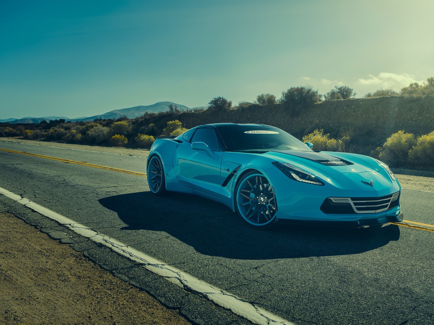 Нежно голубой Chevrolet Corvette C7 под летним солнцем