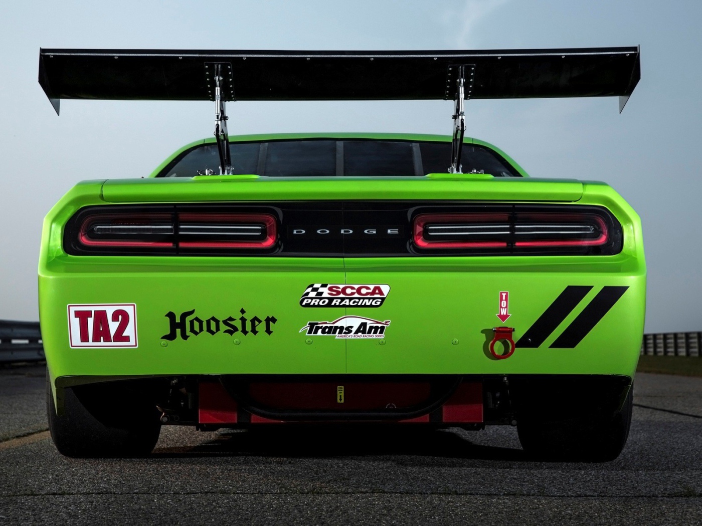 Зеленый Dodge Challenger SRT Trans-Am со спойлером