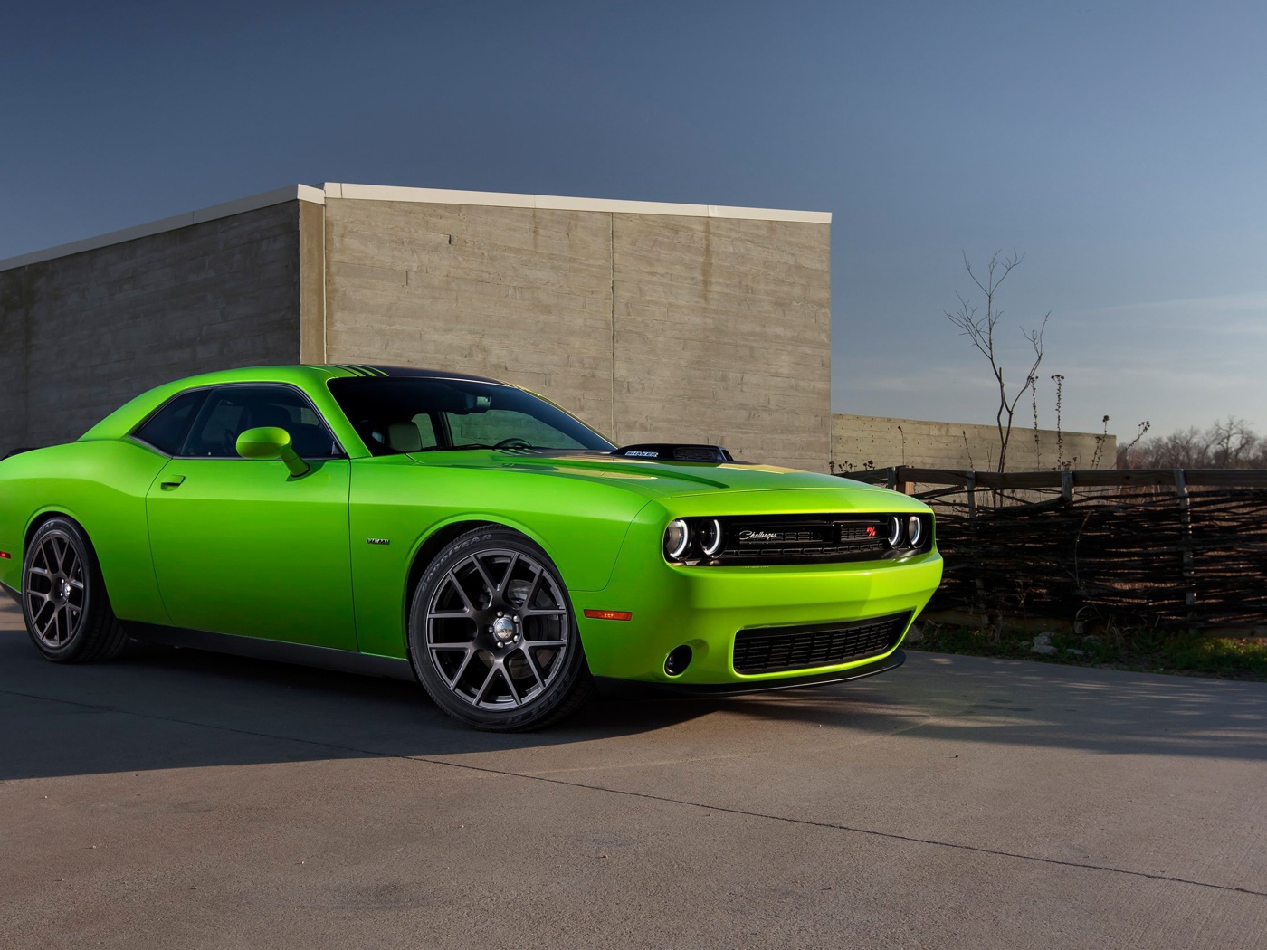 Зеленый спортивный Dodge Challenger Hellcat