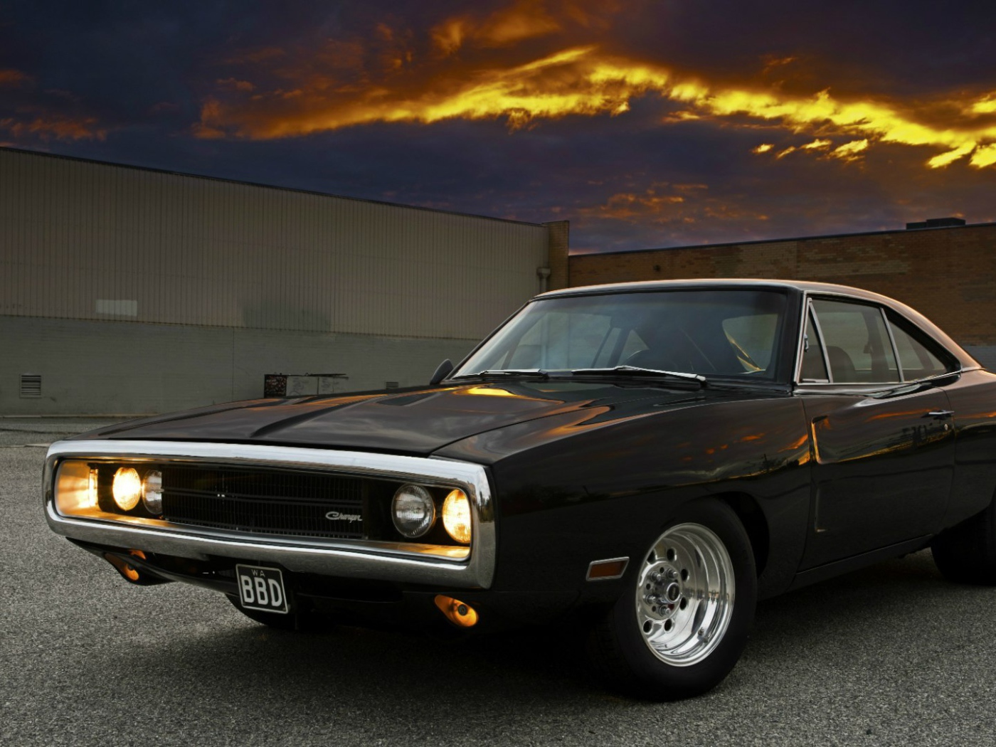 Dodge Charger на фоне оранжевых облаков