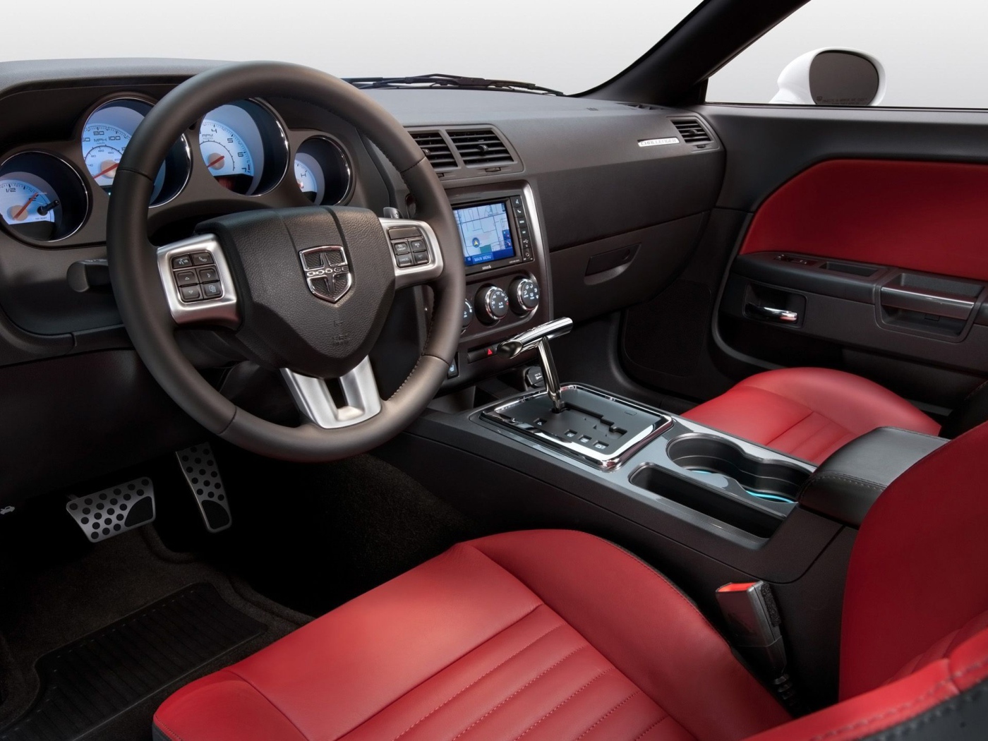 Кожаный салон автомобиля Додж