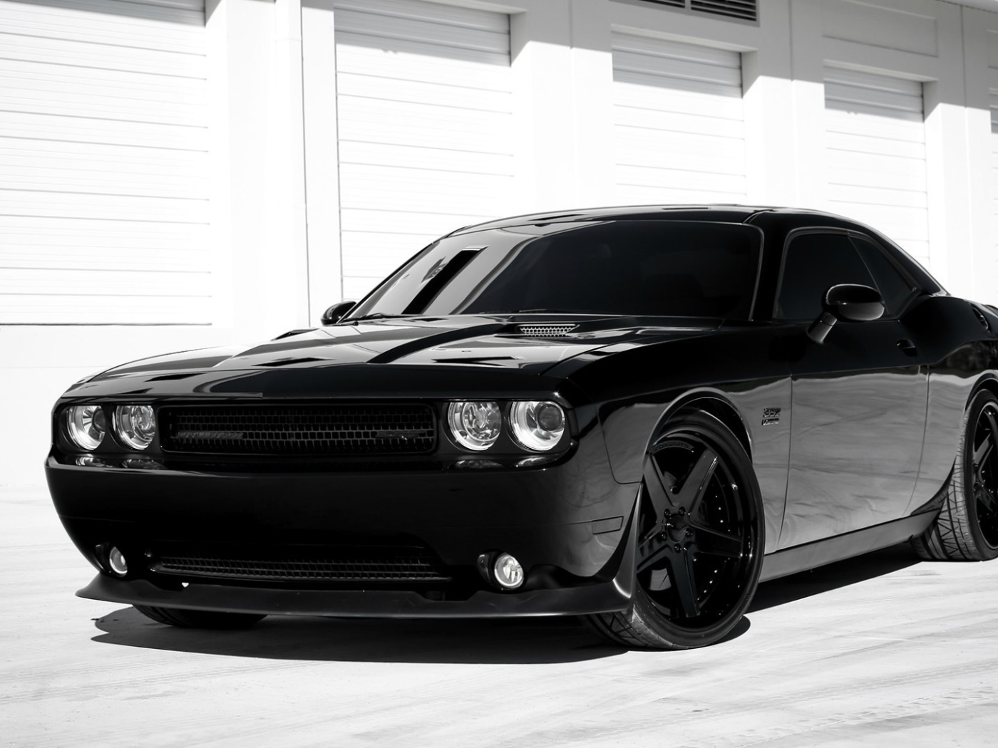 Стильный черный Dodge Challenger SRT8