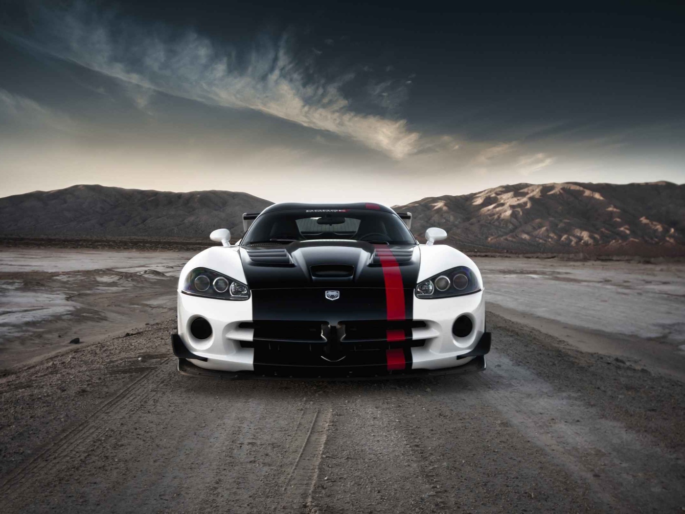 Черно белый Dodge Viper в пустыне