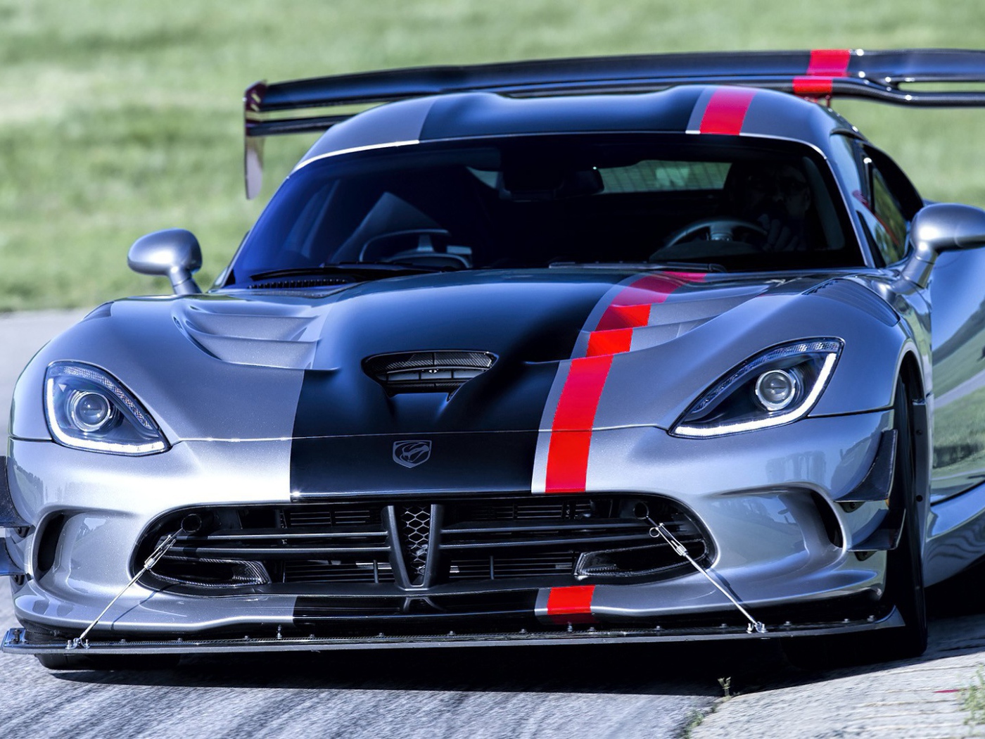 Серебристый Dodge Viper ACR с черной полосой