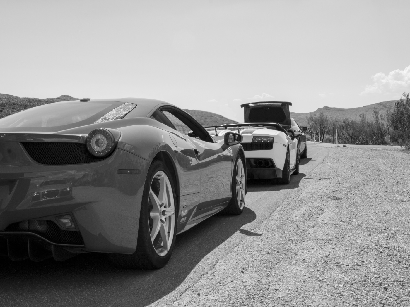 Черно белое фото автомобиля Ferrari 458