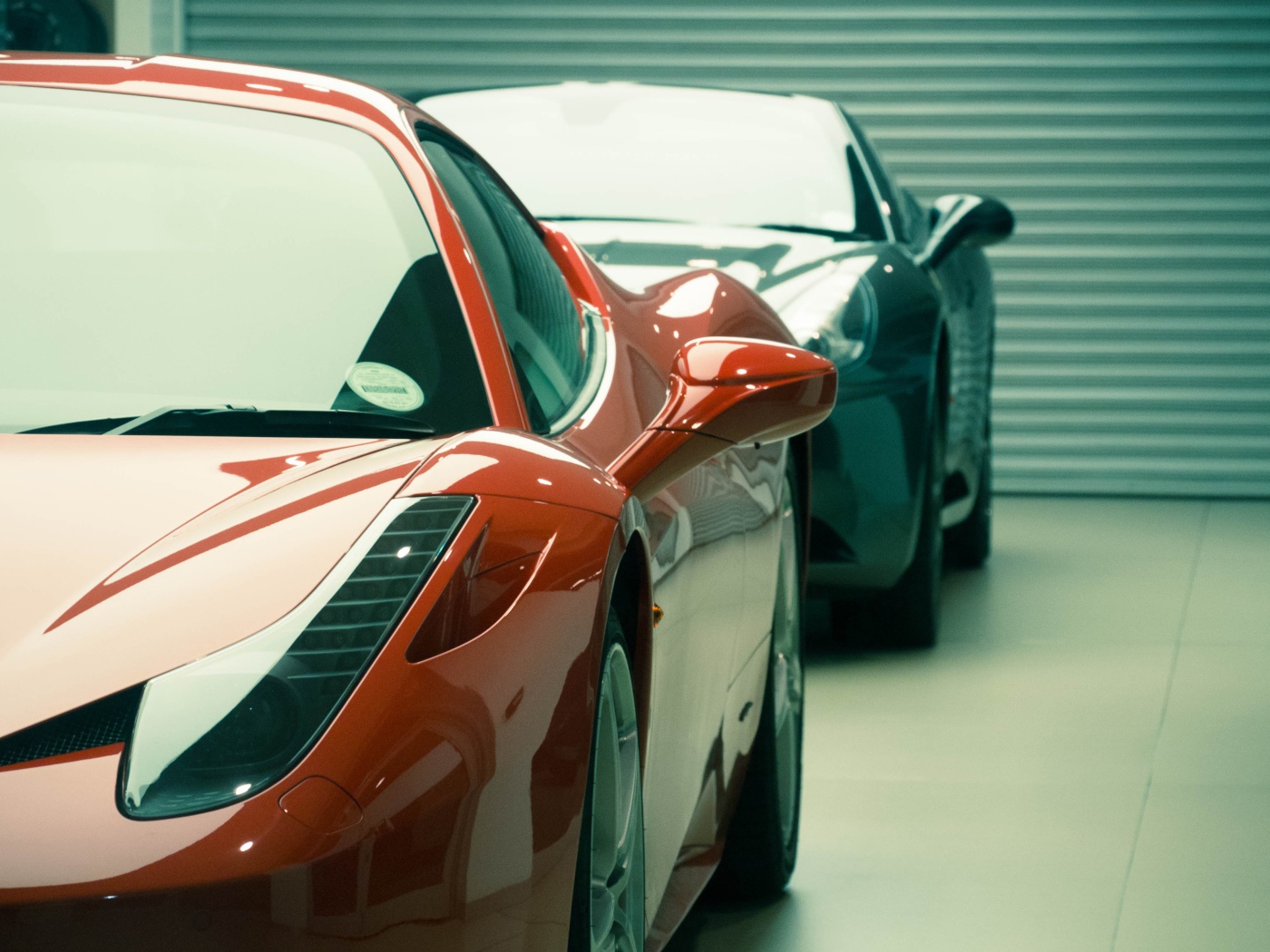 Красный Ferrari 458 в гараже