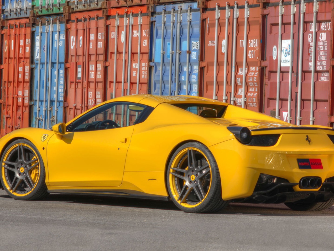 Желтый Ferrari 458 на фоне контейнеров
