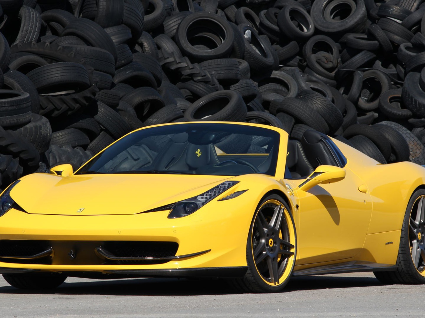 Желтый суперкар Ferrari 458 на фоне покрышек